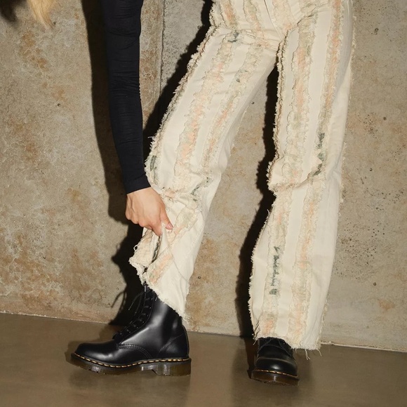 Dr Martens Women's Smooth Leather Lace Up Boots - Picture 5 of 7